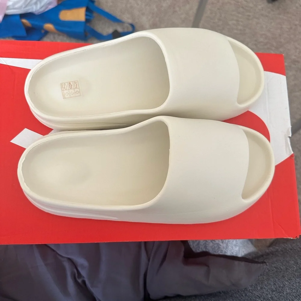Unlisted nwt cream